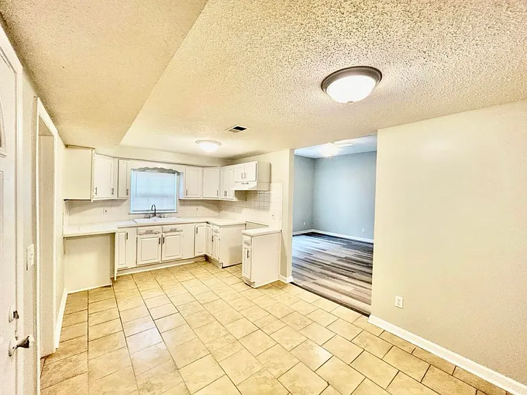 2405 N Chamberlain Ave — Photo 9
