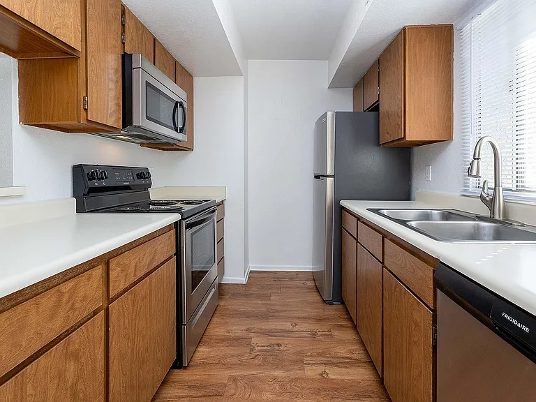 Broadway_Proper-_2x2_Kitchen_450103