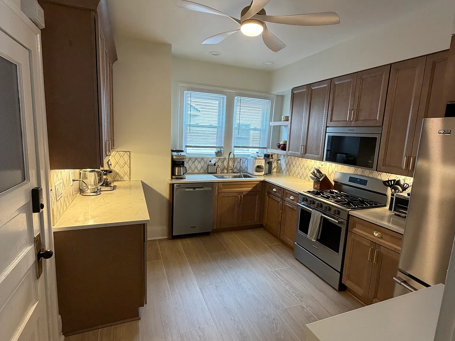 2 bed, 1300 sqft, $2,195 — Photo 2
