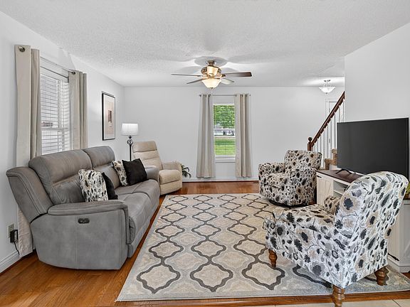 5th image of 455 Ruth Ave