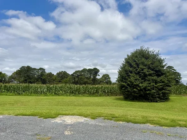 5 Waterside Dr, New Church, VA 23415