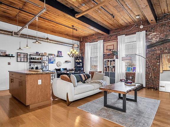 3rd image of 130 John St Unit 216