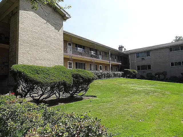 1425 W Touhy Ave #205 — Photo 1