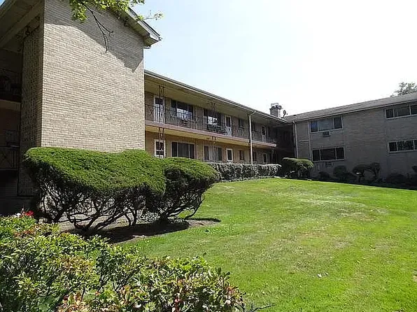 1425 W Touhy Ave APT 205, Park Ridge, IL 60068