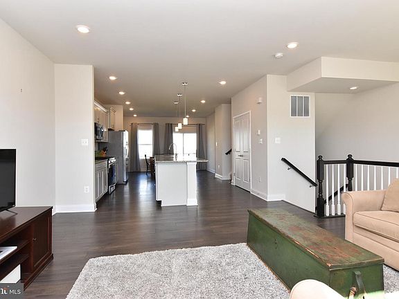 4th image of 24719 Chester Ln