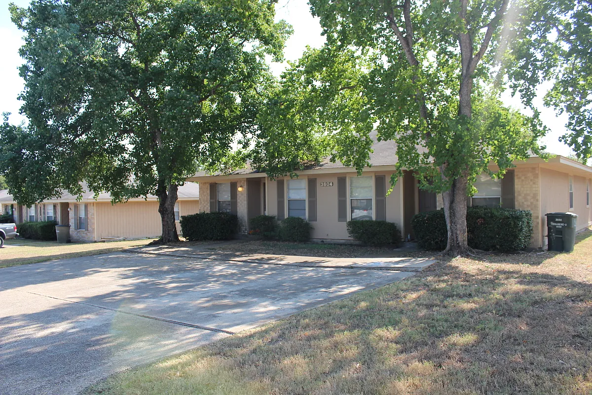 Building Photo - 3604 Comanche Dr