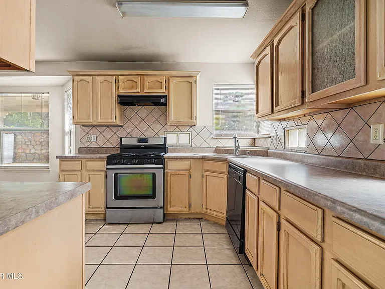 7481 Umbria Dr — Photo 27