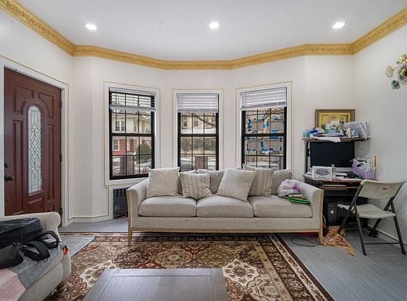 4th image of 1144 E 37th St