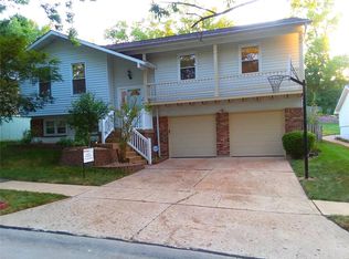 1211 Treetop Village Dr, Ballwin, MO 63021