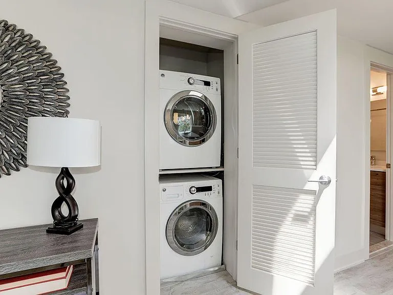 626 E St SE #203 — Photo 11