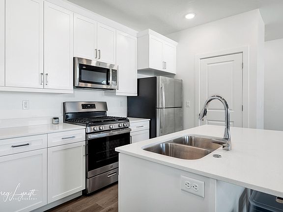 4th image of 5801 S Garnet Dr #1301