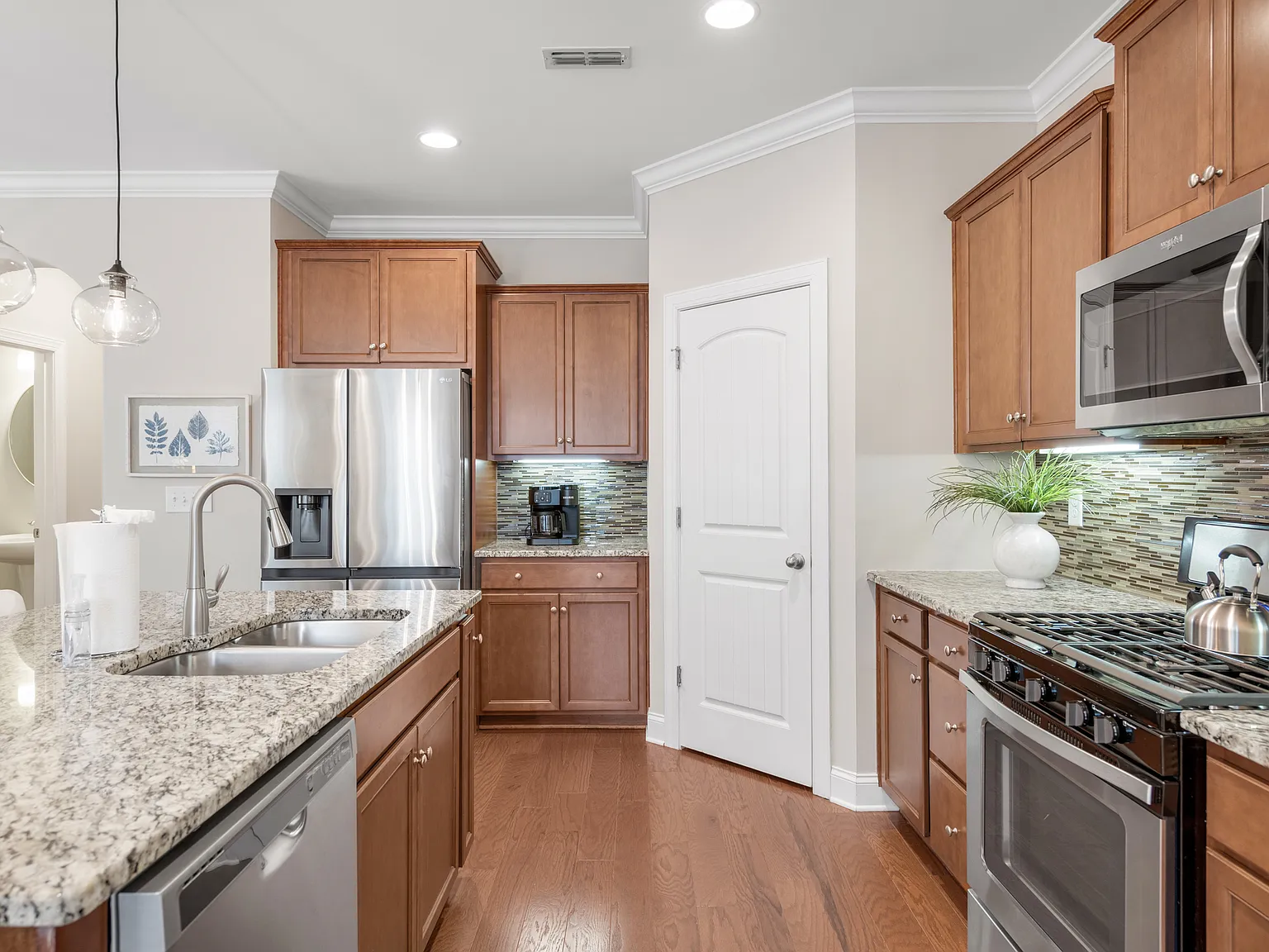 3 bed, 2043 sqft, $5,470 — Photo 3