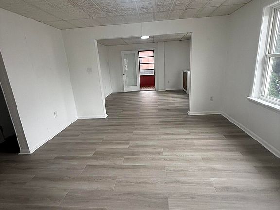 5th image of 217 W Chapel St