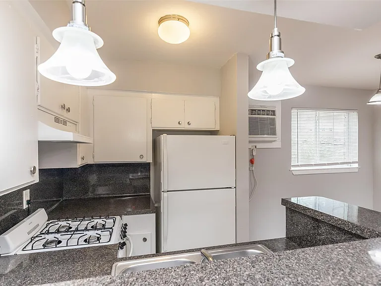 425 Emerson St #13 — Photo 7