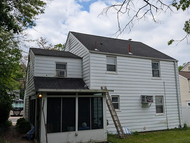 239 New York Ave — Photo 2