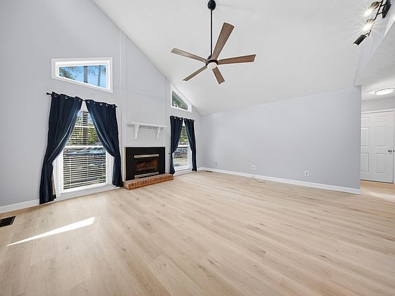 4th image of 22 Hillpine Ct
