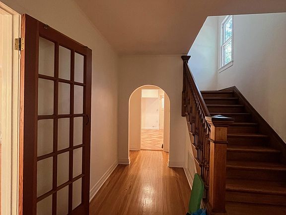 3rd image of 633 N Mariposa Ave