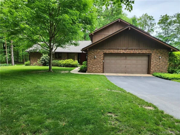 60 Roycroft Pkwy, Elma, NY 14059
