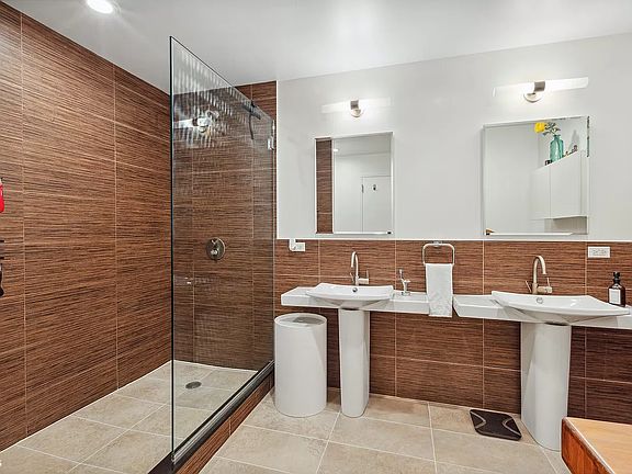 4th image of 5-43 48th Ave #2B