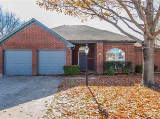 304 Parkview Dr, Hurst, TX 76053