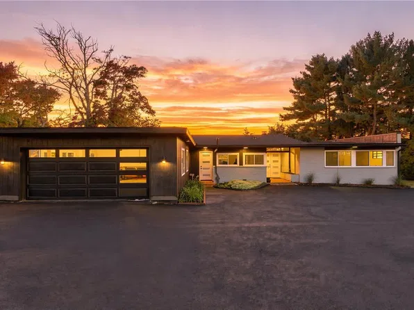 2190 Polk Valley Rd, Hellertown, PA 18055