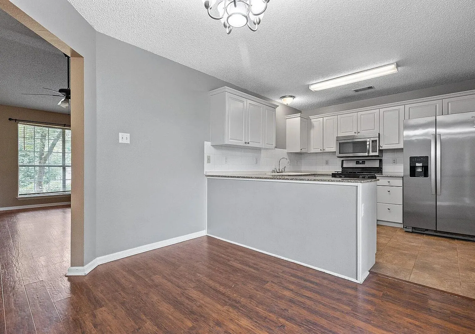 3 bed, 2.0 bath, 1800 sqft, $2,100 — Photo 3