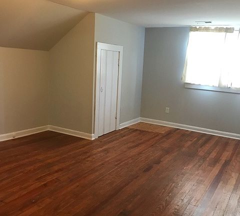 5th image of 3901B Elkins Ave