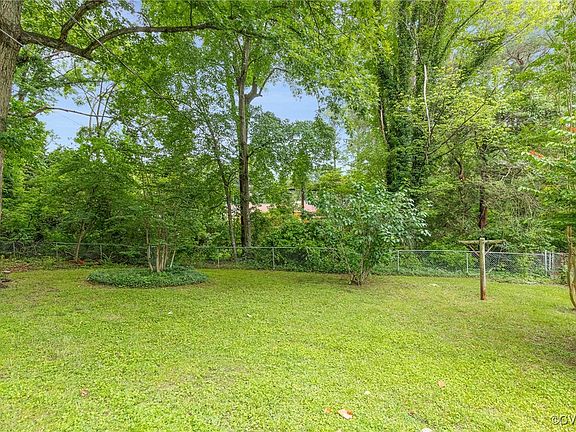 2nd image of 1919 Greenhurst Dr
