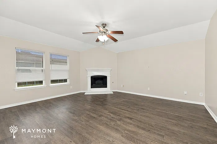 3 bed, 2.0 bath, 2220 sqft, $2,095 — Photo 3