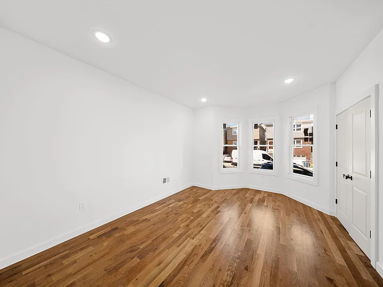 319 William St #1-0904 — Photo 9