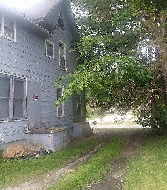 2nd image of 422 W 2nd St