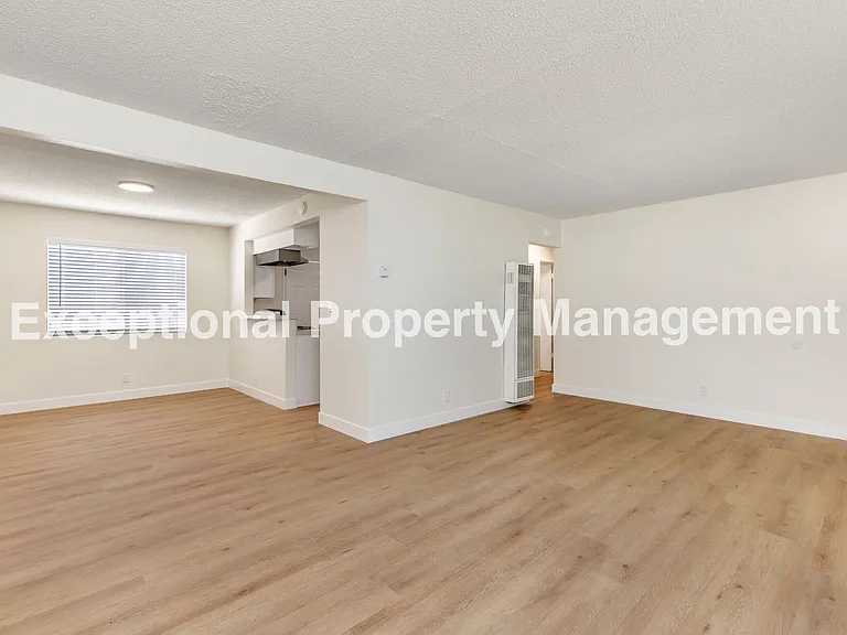 21907 Dolores St — Photo 4