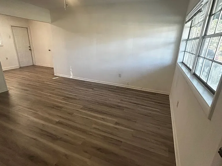 330 Meadowbrook Ln — Photo 2