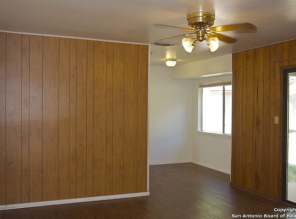 5th image of 213 WHISPERING OAKS ST