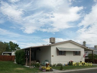 Front view w. side yard