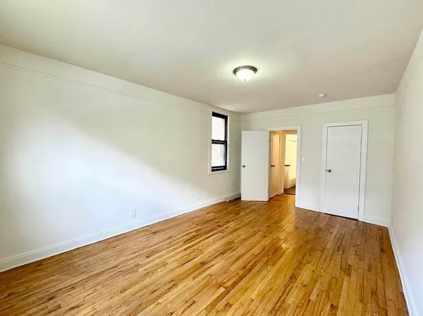 2355 East 12th Street 4V image 3 of 4