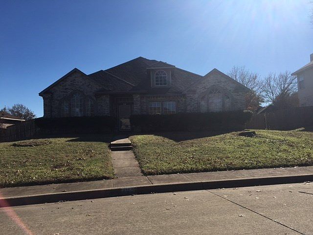 1st image of 916 Twin Creek Dr