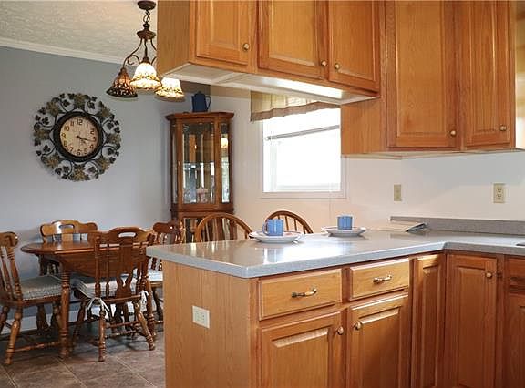 3rd image of 111 Meadowview Pl