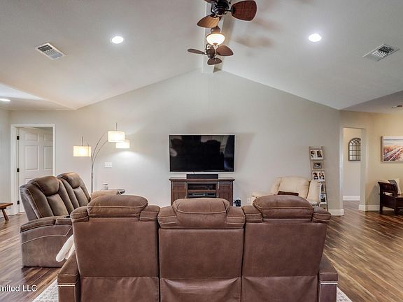 5th image of 144 Sycamore Dr