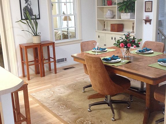 Dining with built-ins