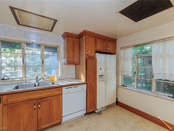 4th image of 28391 Detroit Rd