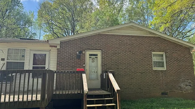 3 bed, 1215 sqft, $1,700 — Photo 2