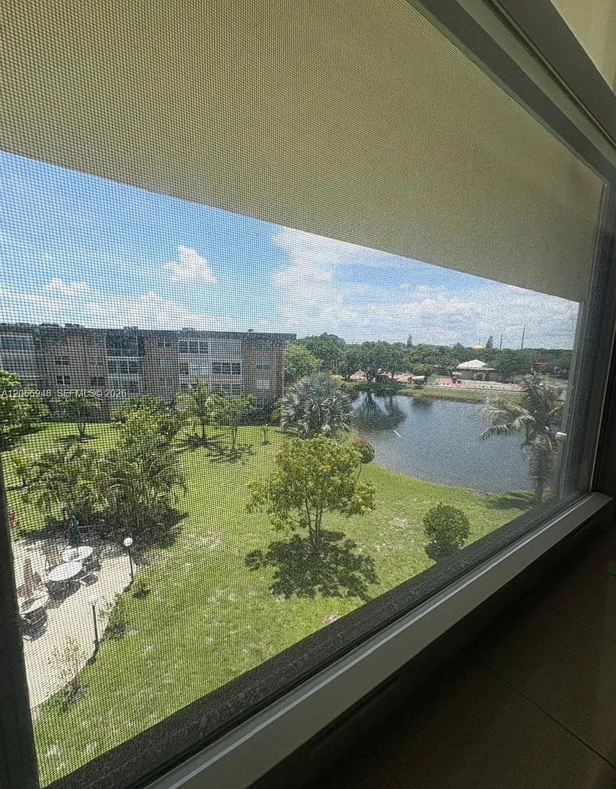Lauderdale Oaks Condo 10 — Photo 3