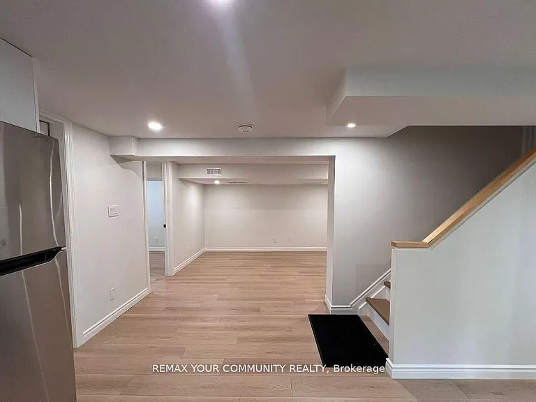 16 Robertsfield Cres — Photo 7