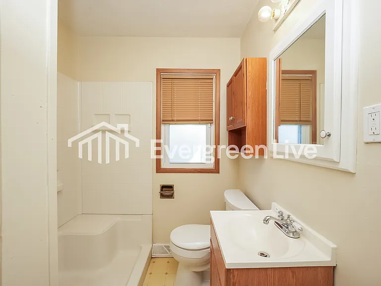 2540 E 38th St — Photo 13
