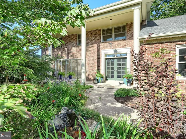 1305 Detwiler Dr, York, PA 17404