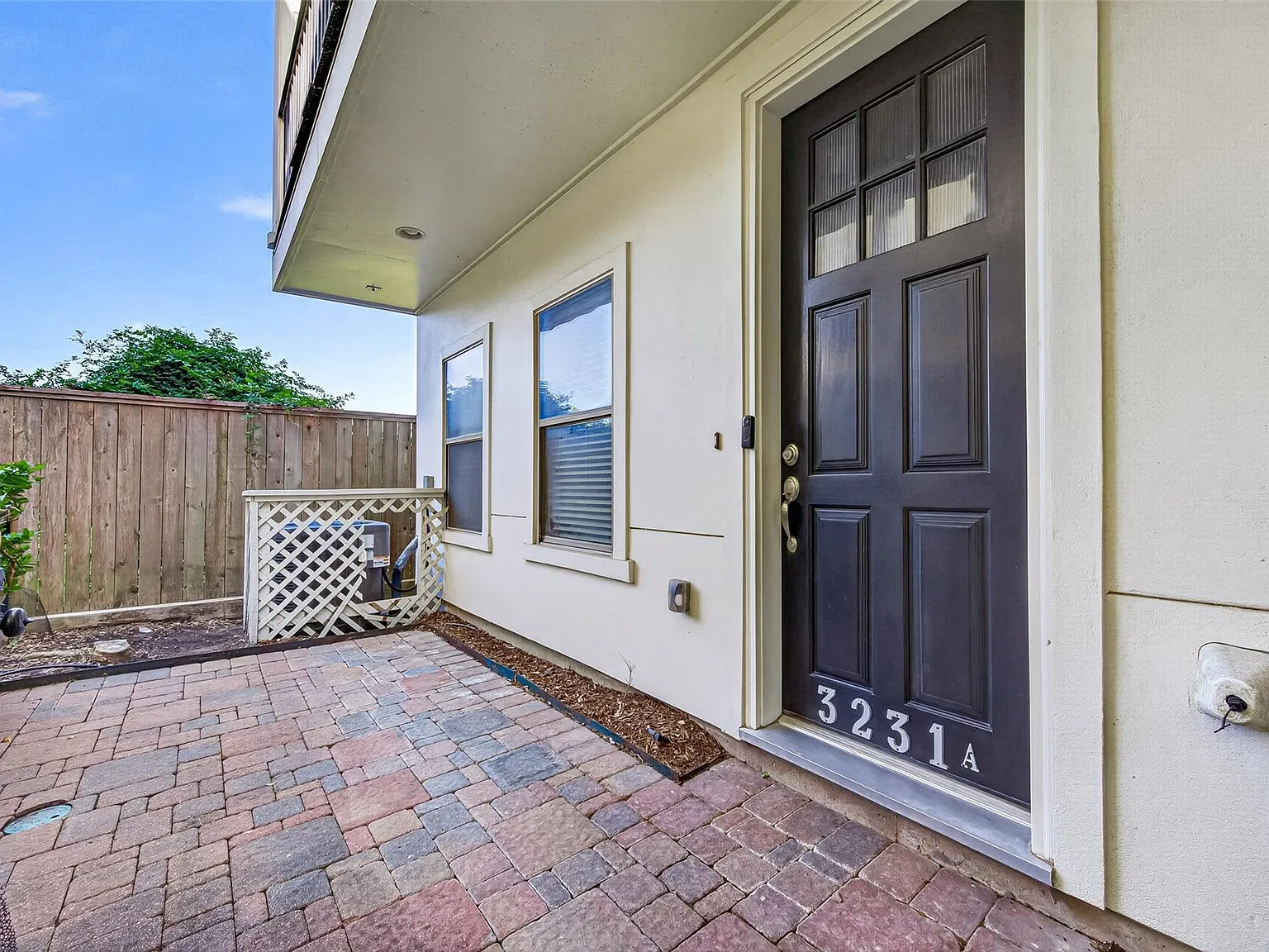 3 bed, 3.5 bath, 2100 sqft, $3,100 — Photo 3