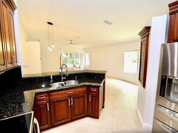 5th image of 1583 Presidio Dr