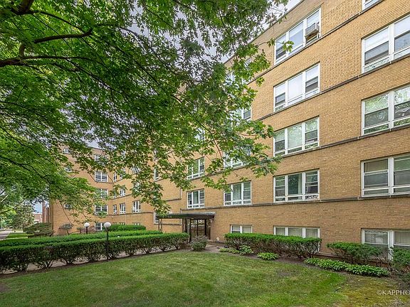 3rd image of 5335 N California Ave #302
