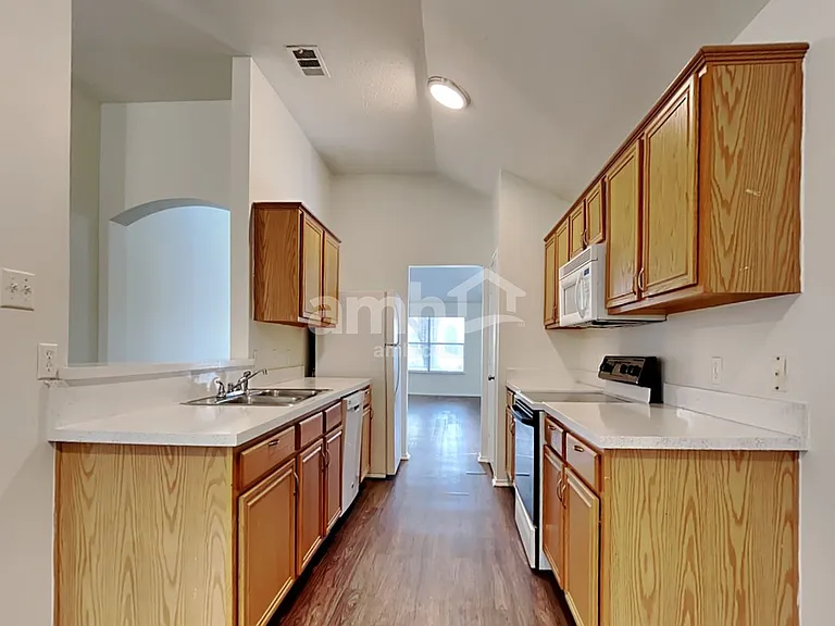 302 Tioga Dr — Photo 3